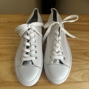 White converse-like tennis shoes. Size 10.